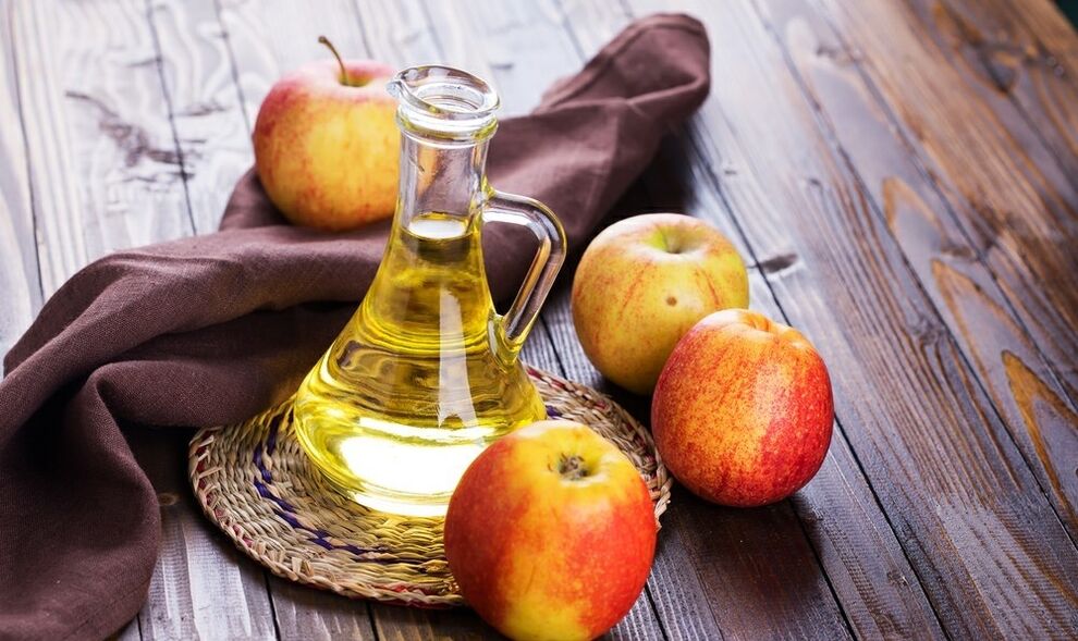 яблука і яблучний оцет на столі для схуднення