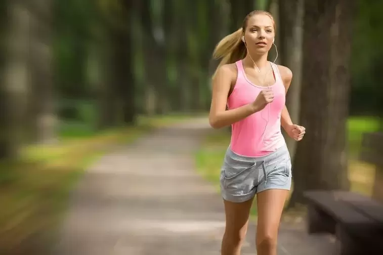 Дівчина бігає з метою схуднути