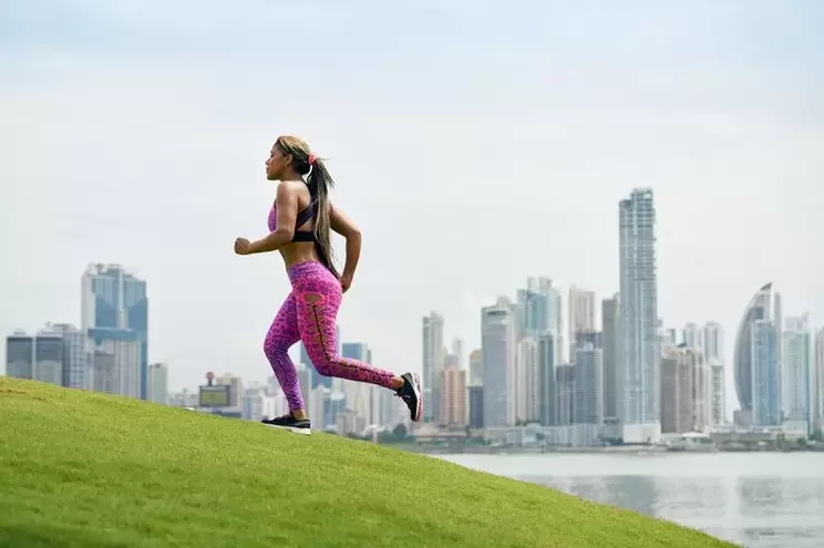 Дівчина дотримується правил дихання залежно від техніки свого бігу