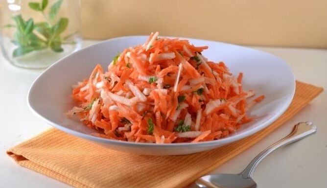Дієтичний морквяно-яблучний салат забезпечить організм того, хто худне вітамінами. 